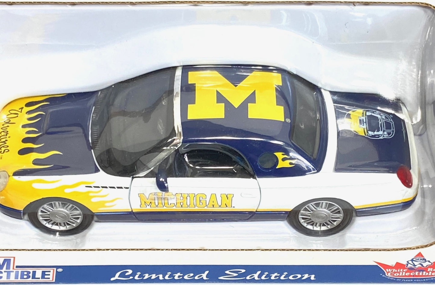 Michigan Wolverines Vintage 2002 NCAA 1:24 Ford Thunderbird by White Rose Collectibles